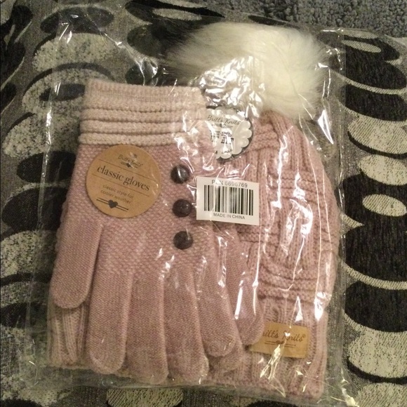 🔥🔥🤩🥰 Classic Britt’s Knit’s Beanie Hat and Gloves 🥰🤩🔥🔥 - Picture 3 of 4